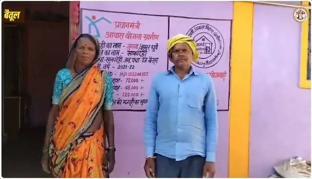 ➡️ #प्रधानमंत्री_आवास_योजना ग्रामीण जरूरतमंद परिवारों को पक्के आवास उपलब्ध कराकर उनके सुरक्षित और सम्मानजनक जीवन के सपने को साकार कर रही है।
बैतूल जिले के ग्राम साकादेही निवासी श्री झुमर धुर्वे ने बताया कि प्रधानमंत्री आवास योजना के अंतर्गत उन्हें पक्का आवास मिला है। इससे पहले वे अपने परिवार के साथ कवेलू के कच्चे मकान में रहते थे। बारिश के दिनों में उन्हें काफी परेशानियों का सामना करना पड़ता था। मकान की छत से बारिश का पानी टपकता था, वहीं सांप-बिच्छुओं के घर में घुसने का भी डर बना रहता था। श्री धुर्वे ने बताया कि प्रधानमंत्री आवास योजना उनके परिवार के लिए नई उम्मीद लेकर आई। योजना के अंतर्गत ग्राम पंचायत में आवेदन करने पर उन्हें 1 लाख 20 हजार रुपये की सहायता राशि प्राप्त हुई, जिससे उन्होंने अपने पक्के मकान का निर्माण कराया। अब उनका परिवार पक्के घर में सुरक्षित और सुकून के साथ जीवनयापन कर रहा है।
पक्का आवास मिलने से श्री धुर्वे और उनके परिवार की वर्षों पुरानी परेशानी दूर हो गई है। उन्होंने योजना के माध्यम से मिले आवास पर प्रसन्नता व्यक्त करते हुए प्रधानमंत्री श्री नरेन्द्र मोदी एवं मुख्यमंत्री डॉ. मोहन यादव के प्रति आभार व्यक्त किया।
PMO India
CM Madhya Pradesh
Jansampark Madhya Pradesh
Panchayat, Rural Development and Social Welfare Department of Madhya Pradesh
#कहानी_बदलाव_की
#सेवा_संकल्प_अभियान
#SevaSankalpAbhiyan
#JansamparkMP
#बैतूल
#betul