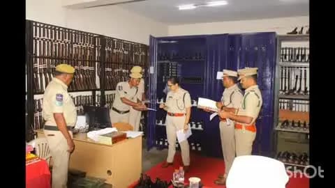 వికారాబాద్: వికారాబాద్ జిల్లా ఆర్మెడ్ రిజర్వ్ హెడ్ క్వార్టర్ లోని బెల్ ఆఫ్ ఆర్మ్స్ ను తనిఖీ చేసిన ఎస్పీ