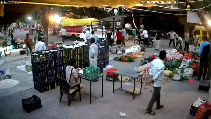 खाचरौद: मंडी में 4 को कुचलने का CCTV फुटेज, महिला की मौत: खाचरोद में सब्जी खरीद रहे थे लोग; ऊपर से निकली गोवंश से भरी पिकअप