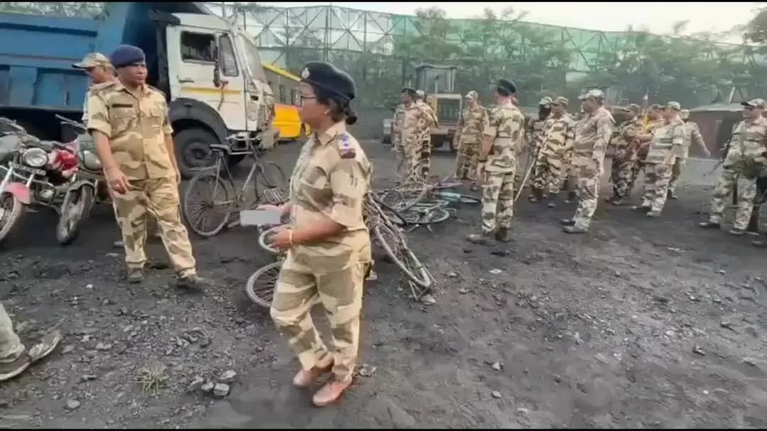 बेरमो: बेरमो में CISF का जीरो कोल लीकेज अभियान, 5.35 टन अवैध कोयला और 4 बाइक जब्त