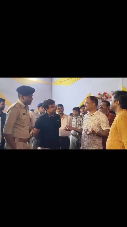 दुर्गा पूजा के मद्देनजर आज जिलाधिकारी, रोहतास श्री दीपक कुमार मिश्रा एवं पुलिस अधीक्षक, रोहतास श्री मिस्टर राज द्वारा डेहरी-डालमियानगर के विभिन्न दुर्गा पूजा पंडालों का निरीक्षण कर सुरक्षा व्यवस्था, भीड़ प्रबंधन एवं श्रद्धालुओं की सुविधाओं का जायजा लिया गया।
इस दौरान संबंधित पदाधिकारियों को सुरक्षा मानकों का अनुपालन सुनिश्चित करने तथा श्रद्धालुओं को बेहतर सुविधाएं उपलब्ध कराने का निर्देश दिए गए। जिला प्रशासन ने स्पष्ट किया कि पर्व के दौरान विधि-व्यवस्था एवं लोगों की सुरक्षा सर्वोच्च प्राथमिकता है।
#iprd
#durgapuja
#bihargovernment
#publicservice
#cmsamrat
Information & Public Relations Department, Government of Bihar
