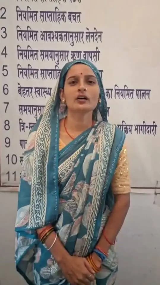 स्व-सहायता समूह से जुड़कर श्रीमती सीमा विश्वकर्मा ने स्वयं का व्यवसाय किया स्थापित
--
ग्राम डूडा निवासी श्रीमती सीमा विश्वकर्मा ने आजीविका मिशन से जुड़कर अपने जीवन को सवांरा है। श्रीमती सीमा विश्वकर्मा की कहानी ग्रामीण महिला के आत्मविश्वास, समूह की सामूहिक शक्ति और स्थानीय स्तर पर स्वरोजगार के अवसर विकसित करने की मिसाल प्रस्तुत करती है।
श्रीमती सीमा विश्वकर्मा ने बताया कि उनका परिवार आर्थिक कठिनाइयों से गुजर रहा था। उन्होंने स्व-सहायता समूह का गठन किया। समूह का गठन होने के सीसीएल राशि प्राप्त हुई, जिसका उपयोग टेन्ट हॉउस के व्यवसाय को आगे बढ़ाने में किया गया। इसके लिये श्रीमती सुशीला अहिरवार प्रधानमंत्री श्री नरेन्द्र मोदी जी को धन्यवाद दे रही हैं।
#SevaSankalpAbhiyan
#सेवा_संकल्प_अभियान
#JansamparkMP
#Jansamparktikamgarh
#tikamgarh