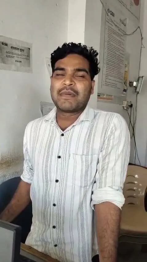 श्री अभय को मिला प्रधानमंत्री स्वनिधि योजना का लाभ
--
नगर परिषद लिधौरा़ निवासी श्री अभय के जीवन में वरदान साबित हुई प्रधानमंत्री स्वनिधि योजना। श्री अभय ने प्रधानमंत्री स्वनिधि योजना का लाभ लेकर स्वयं का व्यवसाय स्थापित किया।
श्री अभय ने बताया कि कि प्रधानमंत्री स्वनिधि योजना से लोन लेकर अपना स्वयं का व्यवसाय स्थापित किया गया है, जिससे मेरा व्यापार ठीक चल रहा है। इसके लिये मैं अपने पूरे परिवार के साथ प्रधानमंत्री श्री नरेन्द्र मोदी जी को धन्यवाद देता हूं।#SevaSankalpAbhiyan
#सेवा_संकल्प_अभियान
#JansamparkMP
#Jansamparktikamgarh
#tikamgarh
