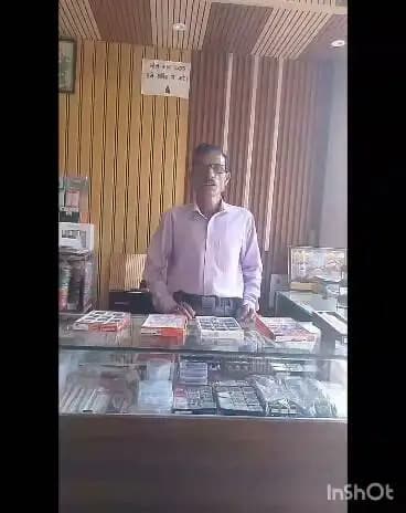 श्री सुखलेश सोनी को मिला प्रधानमंत्री स्वनिधि योजना का लाभ
--
नगर पालिका टीकमगढ़ निवासी श्री सुखलेश सोनी के जीवन में वरदान साबित हुई प्रधानमंत्री स्वनिधि योजना। श्री सुखलेश सोनी ने प्रधानमंत्री स्वनिधि योजना का लाभ लेकर स्वयं का व्यवसाय स्थापित किया।
श्री सुखलेश सोनी ने बताया कि कि प्रधानमंत्री स्वनिधि योजना से लोन लेकर अपना स्वयं का व्यवसाय स्थापित किया गया है, जिससे मेरा व्यापार ठीक चल रहा है। इसके लिये मैं अपने पूरे परिवार के साथ प्रधानमंत्री श्री नरेन्द्र मोदी जी को धन्यवाद देता हूं।#SevaSankalpAbhiyan
#सेवा_संकल्प_अभियान
#JansamparkMP
#Jansamparktikamgarh
#tikamgarh