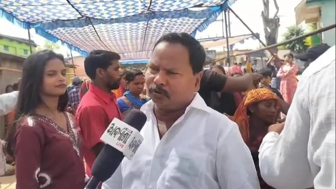 କନ୍ଧମାଳ: ବାଲିଗୁଡା ଦଶହରାରେ ଅଗଣତି ମହିଳା ଙ୍କୁ ଵସ୍ତ୍ର ଦାନ