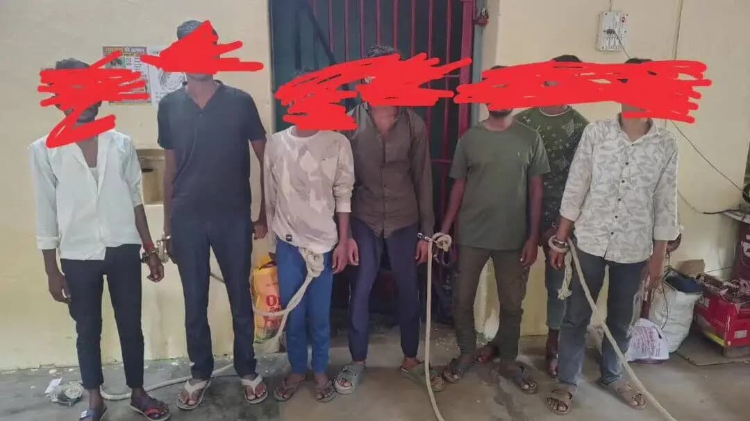 चेनारी: चेनारी पुलिस को मिली बड़ी सफलता, चोरी का सामान खरीदने वाले सुनार को किया गिरफ्तार