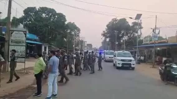 पालोजोरी: पालोजोरी में दुर्गा पूजा को शांतिपूर्ण माहौल में संपन्न कराने के लिए शनिवार शाम एसडीपीओ मुजीबुर्रहमान की अगुवाई में पुलि