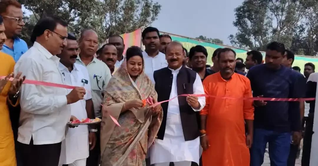 मध्य प्रदेश शासन के कुटीर एवं ग्रामोद्योग राज्यमंत्री (स्वतंत्र प्रभार) श्री दिलीप जायसवाल ग्राम खमरौध में आयोजित कार्यक्रम में शामिल हुए। इस दौरान उन्होंने प्रधानमंत्री ग्राम सड़क योजना अंतर्गत 6 ग्रामीण सड़कों के भूमिपूजन कार्यक्रम में सहभागिता की तथा नवीन ग्राम पंचायत भवन अटल ग्राम सेवा सदन, ग्राम खमरौध का लोकार्पण किया।
राज्यमंत्री श्री दिलीप जायसवाल ने कहा कि ग्रामीण क्षेत्रों का विकास शासन की प्राथमिकता है। गांवों में बेहतर सड़क संपर्क और आधारभूत सुविधाओं का विस्तार होने से ग्रामीणों को आवागमन में सुविधा मिलती है तथा शिक्षा, स्वास्थ्य और रोजगार के अवसरों तक पहुंच आसान होती है। प्रधानमंत्री ग्राम सड़क योजना के अंतर्गत 6 ग्रामीण सड़कों का भूमिपूजन क्षेत्र में आवागमन की सुविधाओं को बेहतर बनाने की दिशा में महत्वपूर्ण कदम है।
उन्होंने कहा कि सड़कें केवल आवागमन का माध्यम नहीं हैं, बल्कि ग्रामीण क्षेत्रों की आर्थिक एवं सामाजिक प्रगति का आधार भी हैं। बेहतर सड़क संपर्क से किसानों को अपनी उपज बाजार तक पहुंचाने, विद्यार्थियों को विद्यालय आने-जाने तथा आम नागरिकों को आवश्यक सेवाओं का लाभ लेने में सुविधा मिलती है। सड़क निर्माण कार्यों में गुणवत्ता और निर्धारित समय-सीमा का विशेष ध्यान रखा जाना चाहिए, ताकि ग्रामीणों को इनका लाभ मिल सके।
राज्यमंत्री श्री जायसवाल ने नवीन ग्राम पंचायत भवन अटल ग्राम सेवा सदन, खमरौध के लोकार्पण को ग्राम पंचायत के विकास की दिशा में महत्वपूर्ण कदम बताया। उन्होंने कहा कि पंचायत भवन ग्रामीणों की समस्याओं के निराकरण, जनकल्याणकारी योजनाओं के क्रियान्वयन तथा स्थानीय स्तर पर प्रशासनिक गतिविधियों के संचालन का प्रमुख केंद्र बनेगा। शासन की मंशा है कि ग्रामीण क्षेत्रों में विकास कार्यों का लाभ अंतिम व्यक्ति तक पहुंचे। इसके लिए जनप्रतिनिधियों, अधिकारियों और पंचायत प्रतिनिधियों को आपसी समन्वय के साथ कार्य करना चाहिए, जिससे गांवों में बुनियादी सुविधाओं का विस्तार हो और ग्रामीणों के जीवन स्तर में सुधार आए।
#anuppur