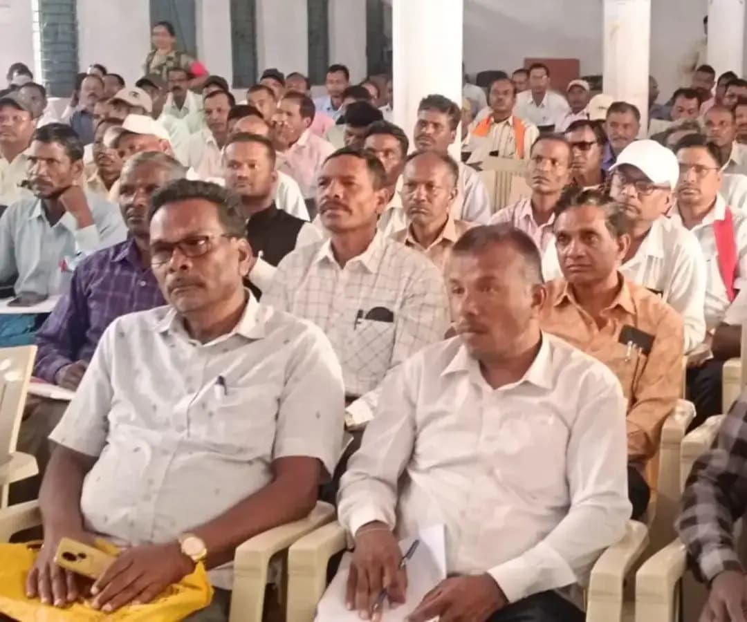 मतदाता सूची में छूटे हुए पात्र मतदाताओं के नाम जोड़ने एवं नवीन मतदाताओं के पंजीयन की प्रगति की समीक्षा के लिए रजिस्ट्रीकरण अधिकारी पुष्पराजगढ़ द्वारा बीएलओ एवं बीएलओ सुपरवाइजर की बैठक आयोजित की गई।
बैठक में रजिस्ट्रीकरण अधिकारी द्वारा मतदान केंद्रवार मतदाता सूची में नाम जोड़ने की प्रगति की समीक्षा की गई। इस दौरान नवीन मतदाताओं के पंजीयन तथा मतदाता सूची में छूटे हुए पात्र मतदाताओं के नाम शामिल किए जाने से संबंधित कार्यों की स्थिति की जानकारी ली गई।
बैठक में बीएलओ एवं बीएलओ सुपरवाइजर से मतदान केंद्रवार प्रगति की जानकारी लेते हुए मतदाता सूची को अद्यतन करने से संबंधित कार्यों की समीक्षा की गई। साथ ही पात्र मतदाताओं के नाम मतदाता सूची में शामिल करने की कार्यवाही को व्यवस्थित रूप से संपादित करने पर जोर दिया गया।
#anuppur
@ceompsveep