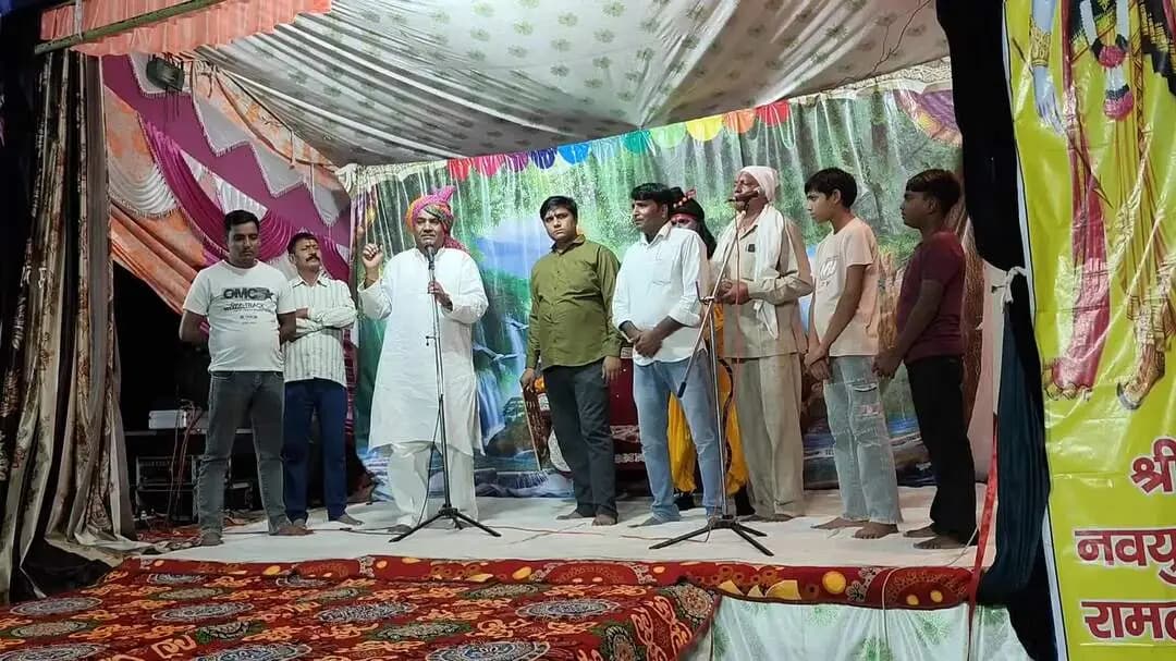 आज रात्रि क्षेत्र के गांव कलोई की रामलीला में बोलते बिजेन्द्र माजरा