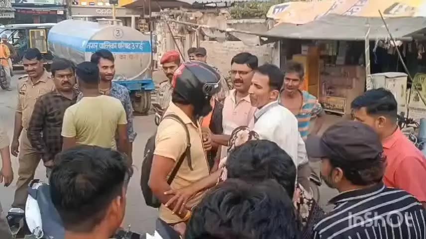 उरई: कोतवाली क्षेत्र के शहीद भगत सिंह चौराहे पर नो एंट्री में बाइक निकालने को लेकर युवक और दरोगा के बीच हुआ विवाद