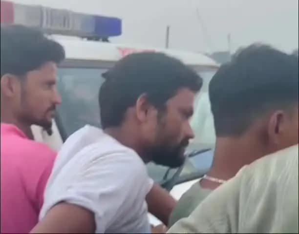 देवघर: पुलिस बनकर 4 युवकों को अगवा कर 5 हजार वसूले, 50 हजार फिरौती मांगी; 500 ग्रामीणों ने घेरकर छुड़ाया