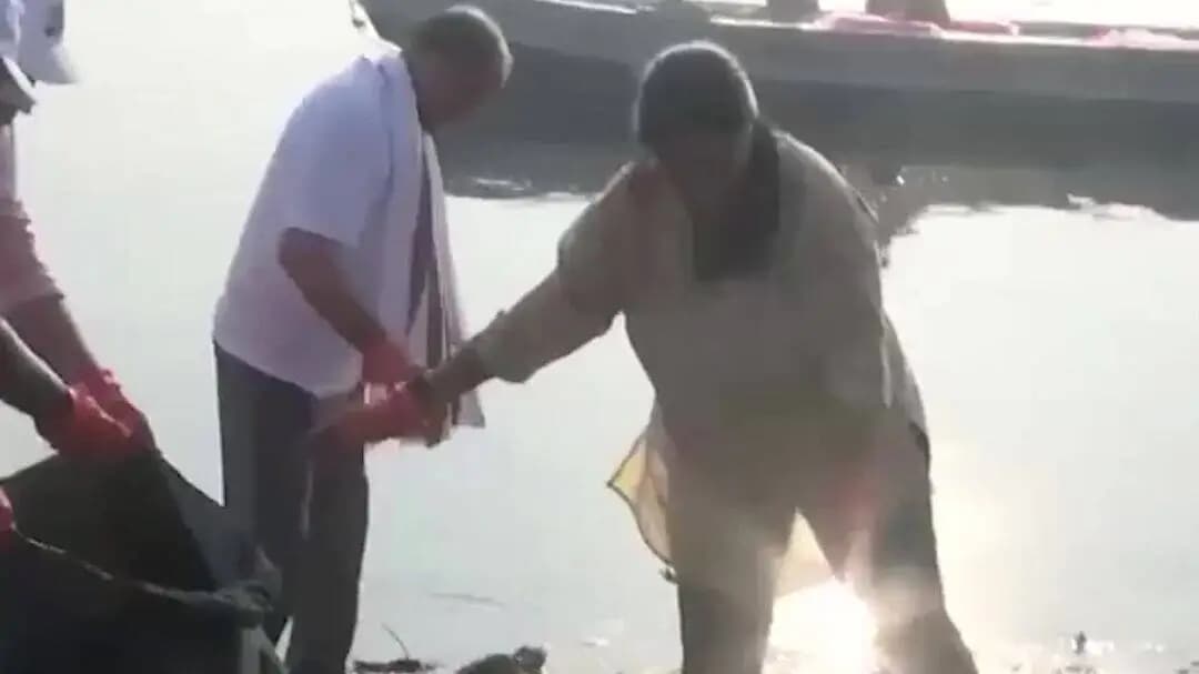 ITO के हाथी घाट पर यमुना सफाई अभियान में मुख्यमंत्री रेखा गुप्ता शामिल, लोगों से की प्रदूषण मुक्त रखने की अपील