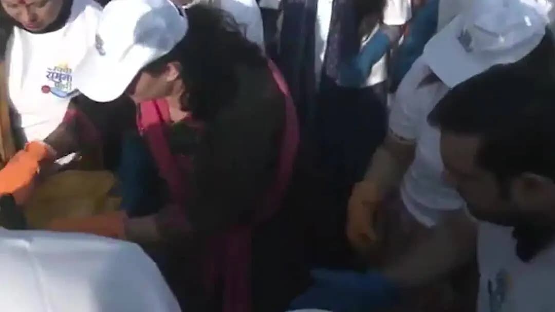 भाजपा सांसद बांसुरी स्वराज राम घाट पर यमुना महासफाई अभियान में शामिल हुईं, लोगों से स्वच्छता में सहयोग की अपील