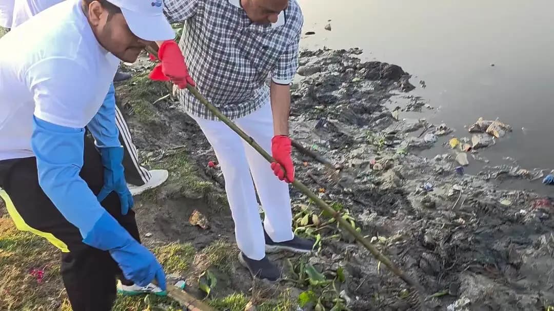 दिल्ली के चिल्ला घाट पर सांसद रामवीर सिंह बिधूड़ी यमुना सफाई अभियान में हुए शामिल, भाजपा कार्यकर्ताओं संग किया श्रमदान