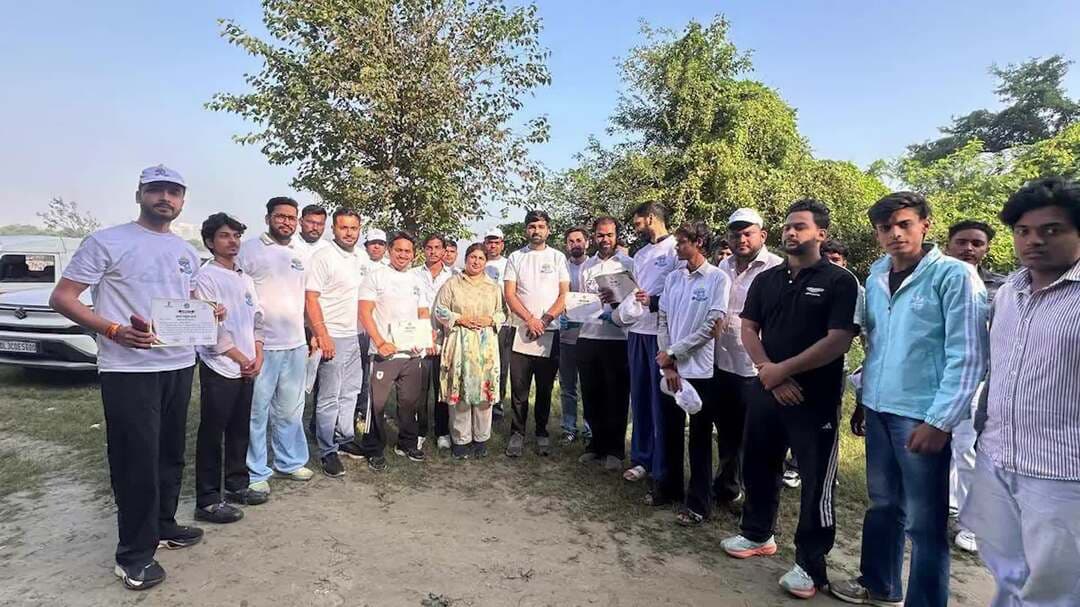 यमुना बैंक-2 पर निगम पार्षद योगिता सिंह स्वच्छता अभियान में शामिल, दिया यमुना संरक्षण का संदेश