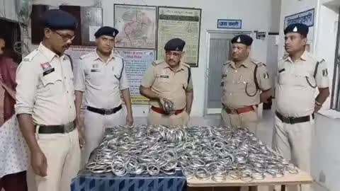 सिमगा: नवरात्रि मेला परिसर में चेकिंग के दौरान सुहेला पुलिस ने 2100 नग स्टील एवं रिंगदार कड़े किए ज़ब्त