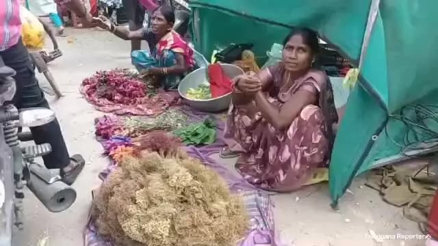 రామగుండం: సద్దుల బతుకమ్మ వేళ.!.పూల విక్రయాల మహిళల సందడి., పూల కొనుగోళ్లతో కళకళలాడుతున్న మార్కెట్