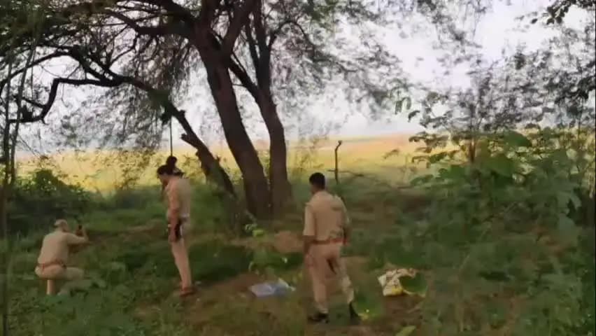 मंझनपुर: नवरात्रि की पूजा करने गई महिला नहीं लौटी, बैरिहा तालाब के पास बबूल पेड़ से लटकी लाश मिली