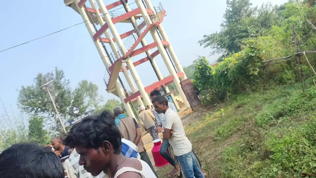 @ ग्राम पंचायत बनबहुआर मे सपलाई पानी
ना देने पर लोग ईकठा होकर दरना परदषन आ गयाऐ Sonbhadra up 64