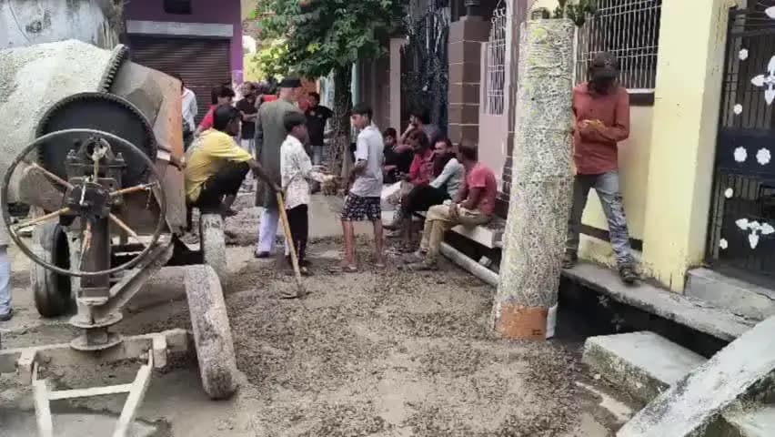 कौंच: कोंच के आजाद नगर में सीसी सड़क निर्माण कार्य में मानकों की अनदेखी का आरोप, आक्रोश के चलते मजदूर भागे