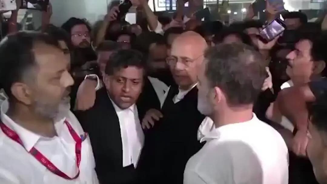 दिल्ली पुलिस में राहुल गांधी के खिलाफ शिकायत, गर्भवती पत्रकार ने हाथ खींचकर गिराने का आरोप लगाया, FIR की मांग