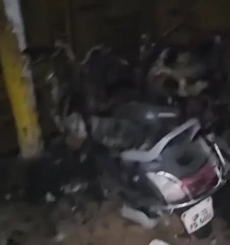 बीघापुर: बीघापुर में दुकान के बाहर खड़ी 09 गाड़ियों में अराजकतत्व ने पेट्रोल डालकर लगाई आग, 07 बाइकों को हुआ नुकसान