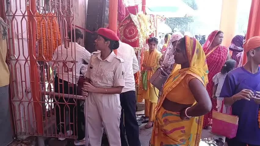 रामगढ़: दुर्गा मंदिर में नवरात्र की अष्टमी पर दर्शन-पूजन के लिए पहुंच रहे श्रद्धालु, पुलिस बल तैनात
