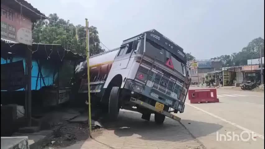 उदयपुर: NH130 स्थित डांडगांव में तेल टैंकर पीछे लुढ़ककर होटल के भट्टे में घुसा, नीचे दबा बुलेट वाहन, पुलिस ने संभाला मोर्चा