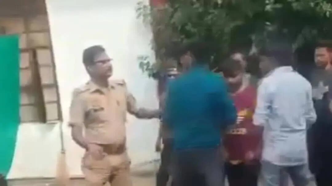 मथुरा: मथुरा सदर कोर्ट परिसर के पीछे युवक और दरोगा के बीच मारपीट का वीडियो वायरल, चर्चाएं तेज हुईं