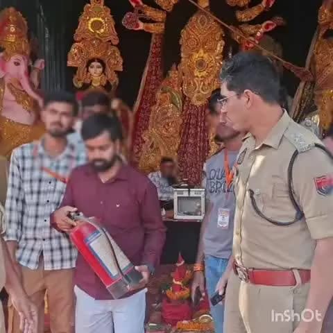 गोला: आगामी त्योहारों को लेकर पुलिस सतर्क, क्षेत्राधिकारी गोला ने उरुवा बाजार क्षेत्र में पूजा पंडालों का किया औचक निरीक्षण