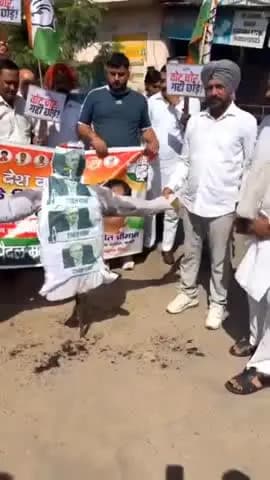 जगाधरी: 'वोट चोर गद्दी छोड़' को लेकर कांग्रेस का प्रदर्शन, चुनाव अधिकारी ज्ञानेश का फूंका पुतला