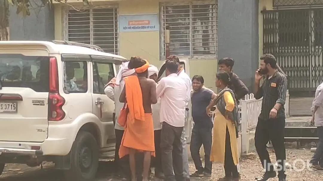 गुना नगर: साधु संतोंको यूपी कासगंज से उज्जैन लेकर जा रहे ड्राइवर की गुना में गादेर हनुमान मंदिर पर हुई मौत, पुलिस जांच जारी