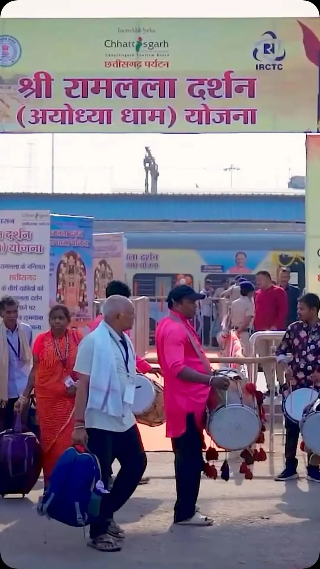 आस्था का सम्मान,
जन-जन का कल्याण।
सुशासन सरकार श्री रामलला दर्शन योजना के माध्यम से छत्तीसगढ़ के श्रद्धालुओं को अयोध्या धाम में प्रभु श्रीराम के दर्शन का पुण्य अवसर मिल रहा है। अब तक 50,000 श्रद्धालु इस योजना के अंतर्गत रामलला के दर्शन कर चुके हैं। विष्णु भैया की यह पहल आस्था, सेवा और जनकल्याण के संकल्प को साकार कर रही है।
#SushasanSarkar #सुशासन_सरकार
#श्री_रामलला_दर्शन_योजना
#सुशासन_संवाद
#SushasanSamvad