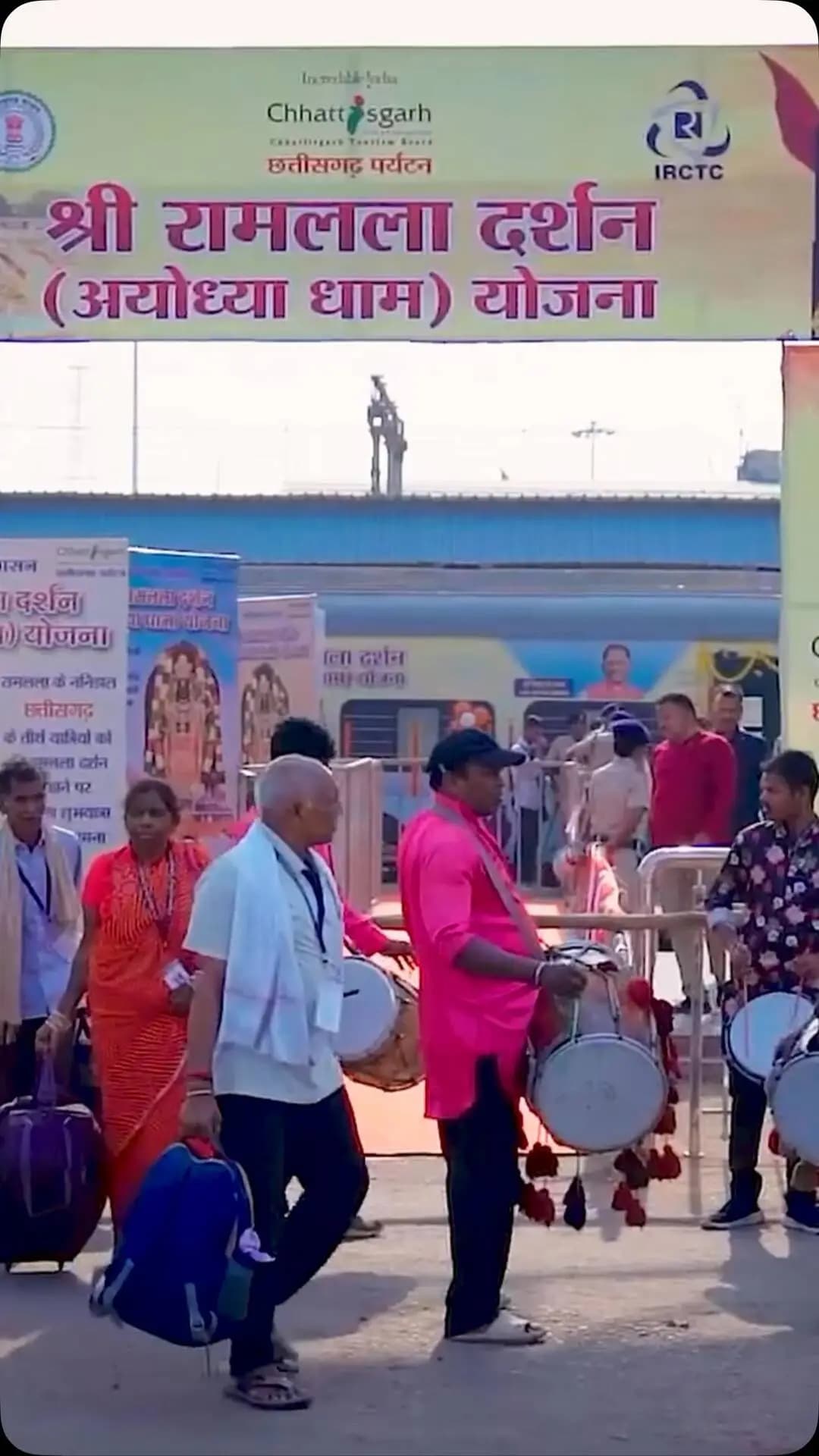 आस्था का सम्मान,
जन-जन का कल्याण।
सुशासन सरकार श्री रामलला दर्शन योजना के माध्यम से छत्तीसगढ़ के श्रद्धालुओं को अयोध्या धाम में प्रभु श्रीराम के दर्शन का पुण्य अवसर मिल रहा है। अब तक 50,000 श्रद्धालु इस योजना के अंतर्गत रामलला के दर्शन कर चुके हैं। विष्णु भैया की यह पहल आस्था, सेवा और जनकल्याण के संकल्प को साकार कर रही है।
#SushasanSarkar #सुशासन_सरकार
#श्री_रामलला_दर्शन_योजना
#सुशासन_संवाद
#SushasanSamvad
विष्णु_भैया VishnuBhaiya
Ministry of Tourism, Government of India CMO Chhattisgarh Vishnu Deo Sai Chhattisgarh Tourism