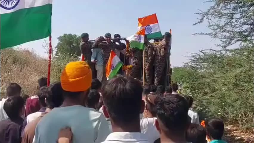 चूरू: तिरंगे में लिपटे पिथिसर के अग्निवीर महेश को नम आंखों से दी गई अंतिम विदाई, पिता बोले- बेटे को देश के नाम कर दिया