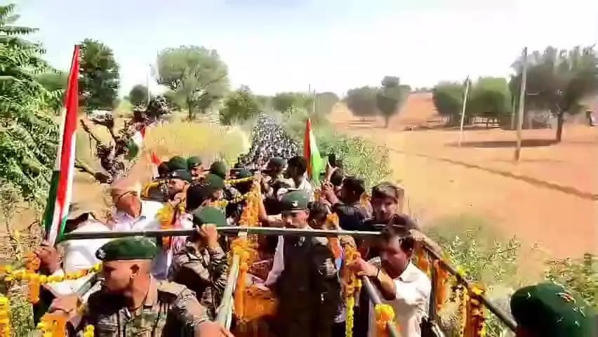 चूरू: 22 किलोमीटर तिरंगा यात्रा निकालकर गांव के लाडले अग्निवीर को दी अंतिम विदाई, राजकीय सम्मान के साथ हुआ अंतिम संस्कार