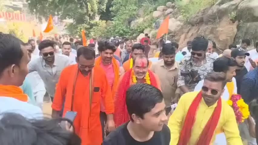 लवकुशनगर: मां बम्बरवैनी के दरबार में पहुंची भव्य चुनरी यात्रा, विधायक अरविंद पटेरिया रहे शामिल