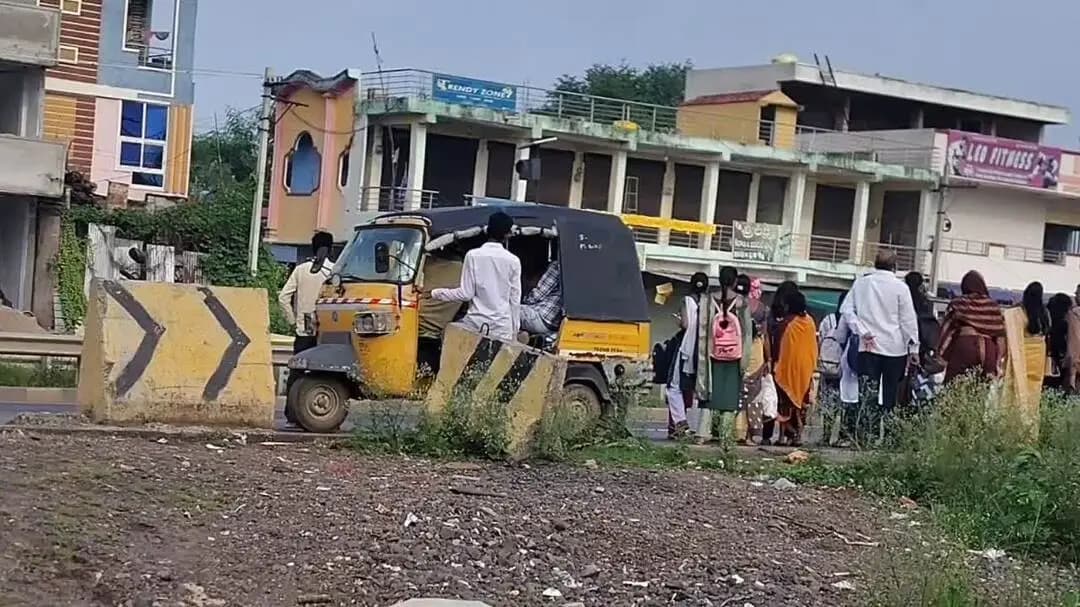 అసిఫాబాద్: రోడ్డుపైనే బస్సుల కోసం ఎదురుచూపులు