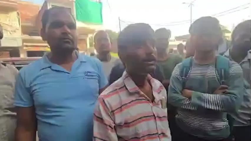 फतेहपुर: पटेलनगर के ब्लिंकेट में ऑनलाइन स्टोर के बंद होने पर कर्मचारियों ने जताई नाराजगी, सप्लाई से चलता है उनका परिवार