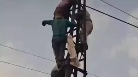 जयपुर: खोराबीसल थाना इलाके में शराब के नशे में युवक 33 केवी बिजली के पोल पर चढ़ा, अधजली हालत में लटका रहा