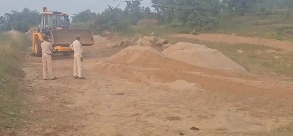जिला खनिज अधिकारी श्री राहुल शांडिल्य ने जानकारी दी है कि कलेक्टर श्री पार्थ जायसवाल के निर्देशानुसार खनिज विभाग एवं पुलिस थाना गोहपारु द्वारा आज तहसील गोहपारु स्थित रेत उपलब्धता वाले क्षेत्र का निरीक्षण किया गया l जिसमें ग्राम लेदराह में लगभग 40 ट्रॉली रेट इकट्ठा पाई गई इसके अलावा ग्राम महुआ टोला में कुंनुक नदी के पास में तीन अलग-अलग स्थान पर लगभग 60 ट्रॉली रेत का अवैध भंडारण पाया गया है l इस प्रकार ग्राम महुआ टोला एवं लेदराह में कुल 100 ट्राली लगभग 300 घन मीटर रेत का अवैध भंडारण पर जेसीबी मशीन चलाकर नष्टीकरण की कार्रवाई की गई l
इसके उपरांत जांच दल द्वारा नवाटोला क्षेत्र का मौका निरीक्षण किया गया जहां पर लगभग 50 ट्राली रेत इकट्ठा पाई गई है जिसे भी मौके पर दल द्वारा मिट्टी मिलाकर नष्टीकरण का कार्य किया गया l
इस प्रकार आज जाँच दल द्वारा कुल 150 ट्राली लगभग 450 घन मी. रेत खनिज पर विनष्टिकरण की कार्यवाही की गयी l
उक्त कार्यवाही सहायक खनि अधिकारी एवं अमले द्वारा गोहपारु पुलिस दल की उपस्थिति में किया गया l
#शहडोल #shahdol