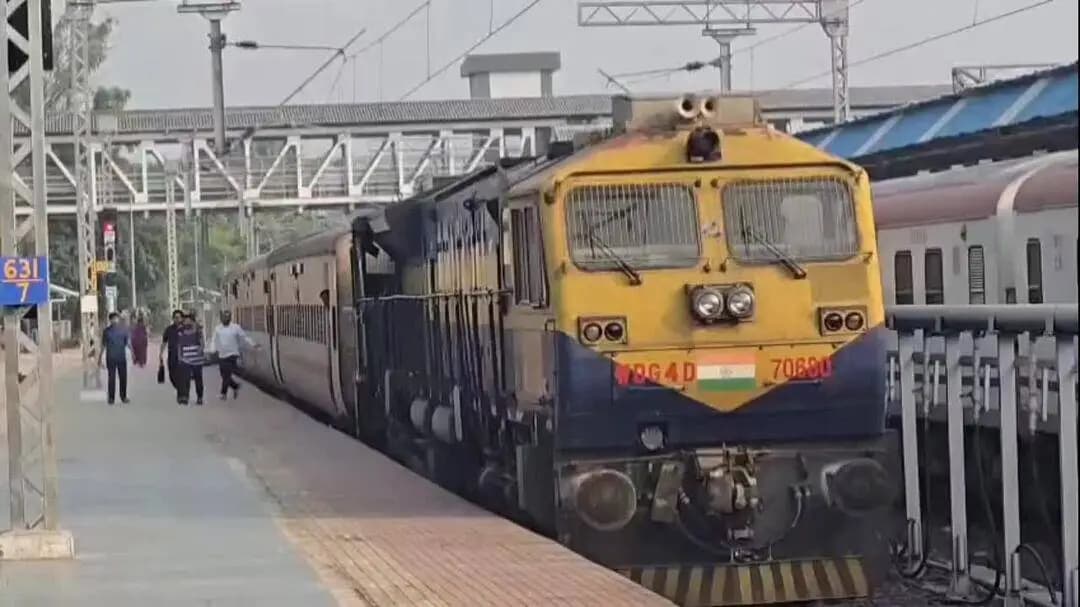 खालवा: नांदेड़ से खंडवा पहुंची स्पेशल ट्रेन, स्वागत के बाद तुकईथड़ के लिए रवाना लोको पायलट और ट्रेन मैनेजर का स्वागत हुआ ।