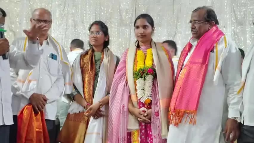 పెద్దపల్లి: పెద్దపెల్లి మండలానికి చెందిన ఇద్దరు యువతులు హైకోర్టు జడ్జిలు కావడంతో వారికి ఘనంగా సన్మానించిన వారి సంఘం నిర్వాహకులు