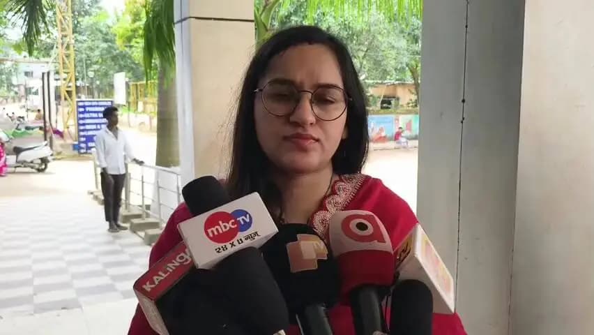 ନବରଙ୍ଗପୁର ପୋଲିସ ଷ୍ଟେସନ: ବୁଦା ମୂଳରୁ ଉଦ୍ଧାର ହେଇଥିବା ଶିଶୁକନ୍ୟା ର ସ୍ୱାସ୍ଥ୍ୟବସ୍ଥା ପଚାରି ବୁଝି ଜିଲ୍ଲା ମୁଖ୍ୟ ଚିକିତ୍ସାଳୟରେ ମତ ଦେଲେ ଜିଲ୍ଲାପାଳ ଏମ ମଧୁମିତା