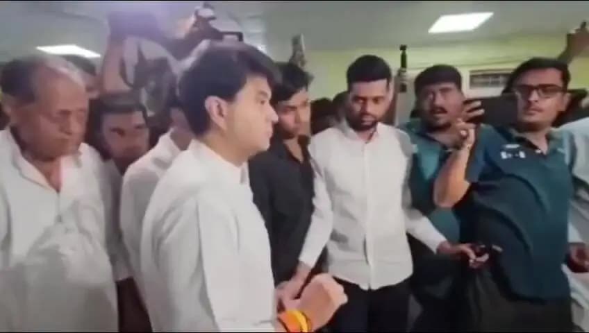 ग्वालियर गिर्द: घायलों से मिलने पहुंचे सिंधिया, ग्रीन कार्पेट पर पत्रकारों के सवाल पर बोले—‘क्या तमाशा है ये!’