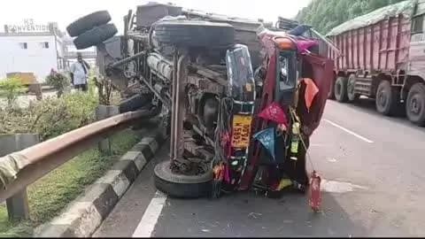 ଧାମନଗର: ଧାମନଗର ଛକ ରେ ଓଲଟିଲା ଟ୍ରକ, ଡ୍ରାଇଭର ଆହତ