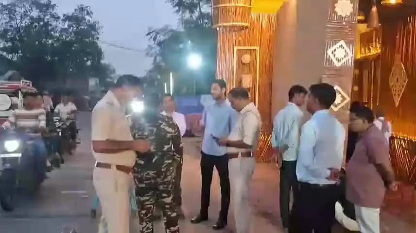 মানবাজার ১: মানবাজারের পুজো মন্ডপগুলি পরিদর্শনে মানবাজার মহকুমা প্রশাসনের উচ্চপদস্থ আধিকারিকেরা
