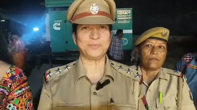 *ऑपरेशन शक्ति सुरक्षा अभियान: गरबा पांडाल में कालिका पेट्रोलिंग यूनिट की मौजूदगी से बढ़ा महिलाओं का भरोसा, आयोजन समिति ने किया स्वागत*
*गरबा आयोजन में शामिल होकर महिलाओं को हेल्पलाइन नंबरों की दी जानकारी*
चित्तौड़गढ़, 18 अक्टूबर 2026। नवरात्रि पर्व के दौरान महिलाओं की सुरक्षा सुनिश्चित करने एवं उनमें सुरक्षा के प्रति विश्वास बढ़ाने के उद्देश्य से पुलिस द्वारा ऑपरेशन शक्ति सुरक्षा अभियान चलाया जा रहा है। इसी क्रम जिला पुलिस अधीक्षक श्री धर्मेंद्र सिंह के निर्देशानुसार शनिवार शाम को पुलिस निरीक्षक सुनीता गुर्जर, महिला थानाधिकारी रेणु खोइवाल, सोशल मीडिया सेल प्रभारी एएसआई सत्यनारायण एवं कालिका पेट्रोलिंग यूनिट की टीम चित्तौड़गढ़ शहर के गरबा पांडाल में पहुंची। कालिका टीम ने गरबा आयोजन में भाग लेने के साथ ही सुरक्षा व्यवस्थाओं का जायजा लिया।
इस दौरान पुलिस टीम ने महिलाओं एवं युवतियों को महिला सुरक्षा से संबंधित कानूनी प्रावधान�