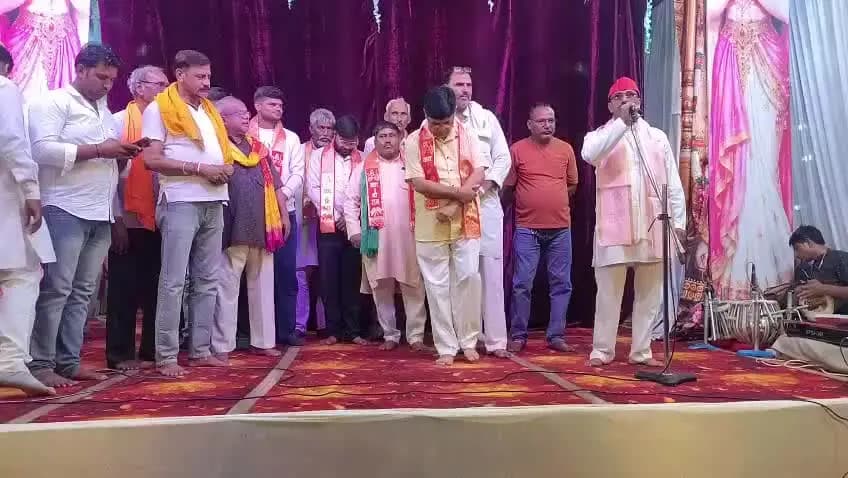 मथुरा। सौंख कस्बे में श्री आदर्श रामलीला सेवा समिति द्वारा आयोजित रामलीला मंचन का शनिवार को शुभारंभ हुआ। गोवर्धन विधानसभ